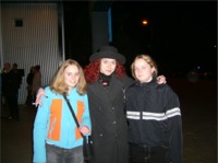Lisa (Rechts) en haar vriendin Sharon (Links) samen met Idolsdeelneemster Irma