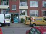 De verhuiswagens voor Marlyns flatje