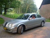  Achter het stuur van de Jaguar S-type,
 mijn transplantatietaxi. 