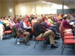  een zaal vol aandachtige luisteraars 