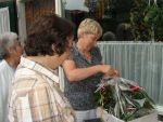  Jarige Jeanne en haar moeder zien toe hoe Elise de bloemetjes uitpakt