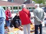 John op de rommelmarkt. Elise kijkt toe en ook Opa en Oma Wienk.